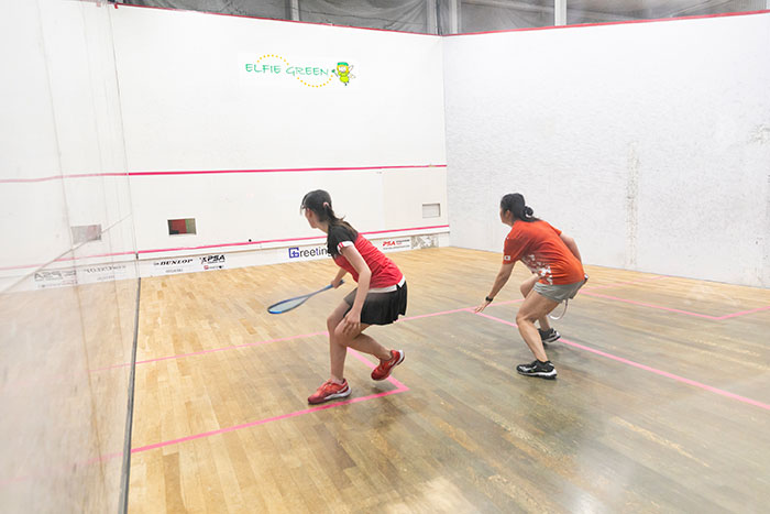 スカッシュ選手のシニア英美里(えみり)さんの練習中の写真