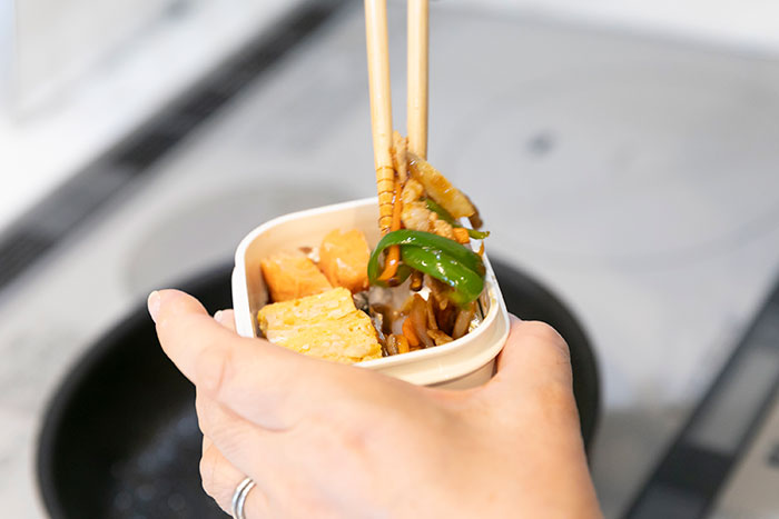 スカッシュ選手のシニア英美里(えみり)さんの母・純枝さんがお弁当を詰めている写真