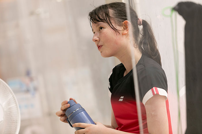 スカッシュ選手のシニア英美里(えみり)さんの練習中の写真