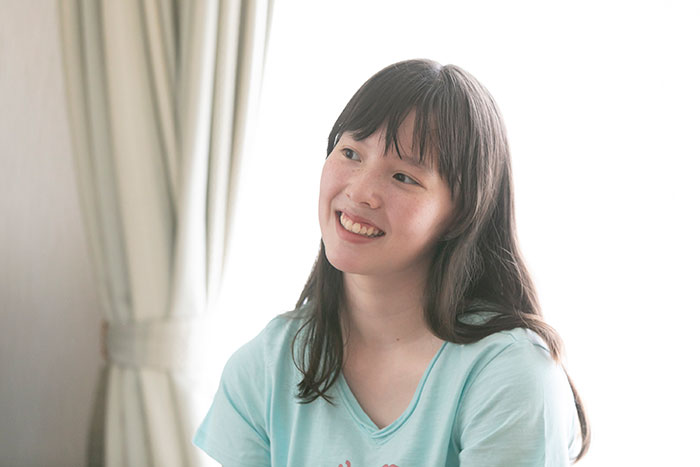 スカッシュ選手のシニア英美里(えみり)さんのインタビュー中の写真