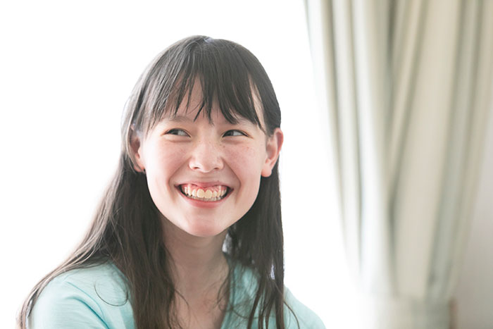 スカッシュ選手のシニア英美里(えみり)さんのインタビュー中の写真