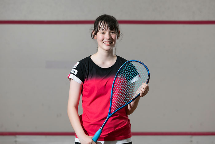 スカッシュ選手のシニア英美里(えみり)さんのポートレート写真