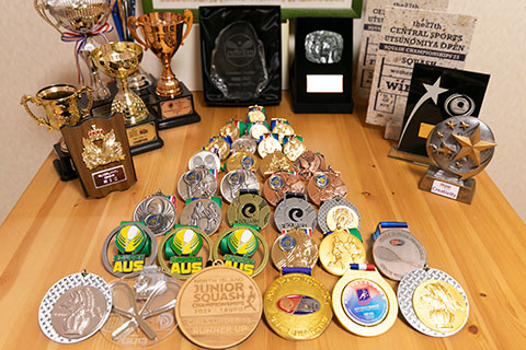 スカッシュ選手のシニア英美里(えみり)さんがこれまでに獲得したメダルやトロフィーの写真