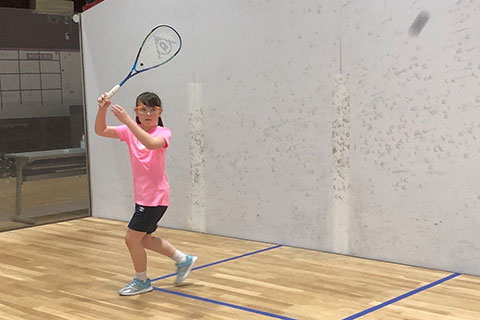 スカッシュ選手のシニア英美里(えみり)さんが9歳のころの練習写真