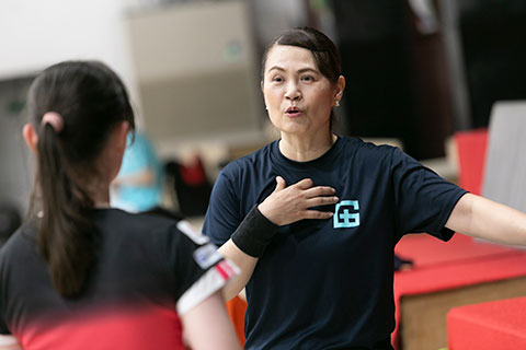 スカッシュ選手のシニア英美里(えみり)さんのコーチ・横田真由美さんの写真