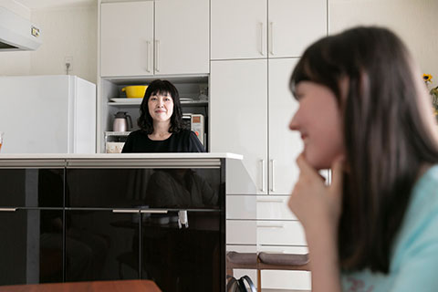 スカッシュ選手のシニア英美里(えみり)さんのインタビュー中の写真