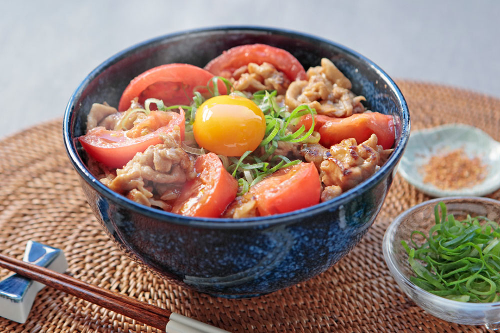 トマトと豚コマのスタミナ丼（トマスタ丼）