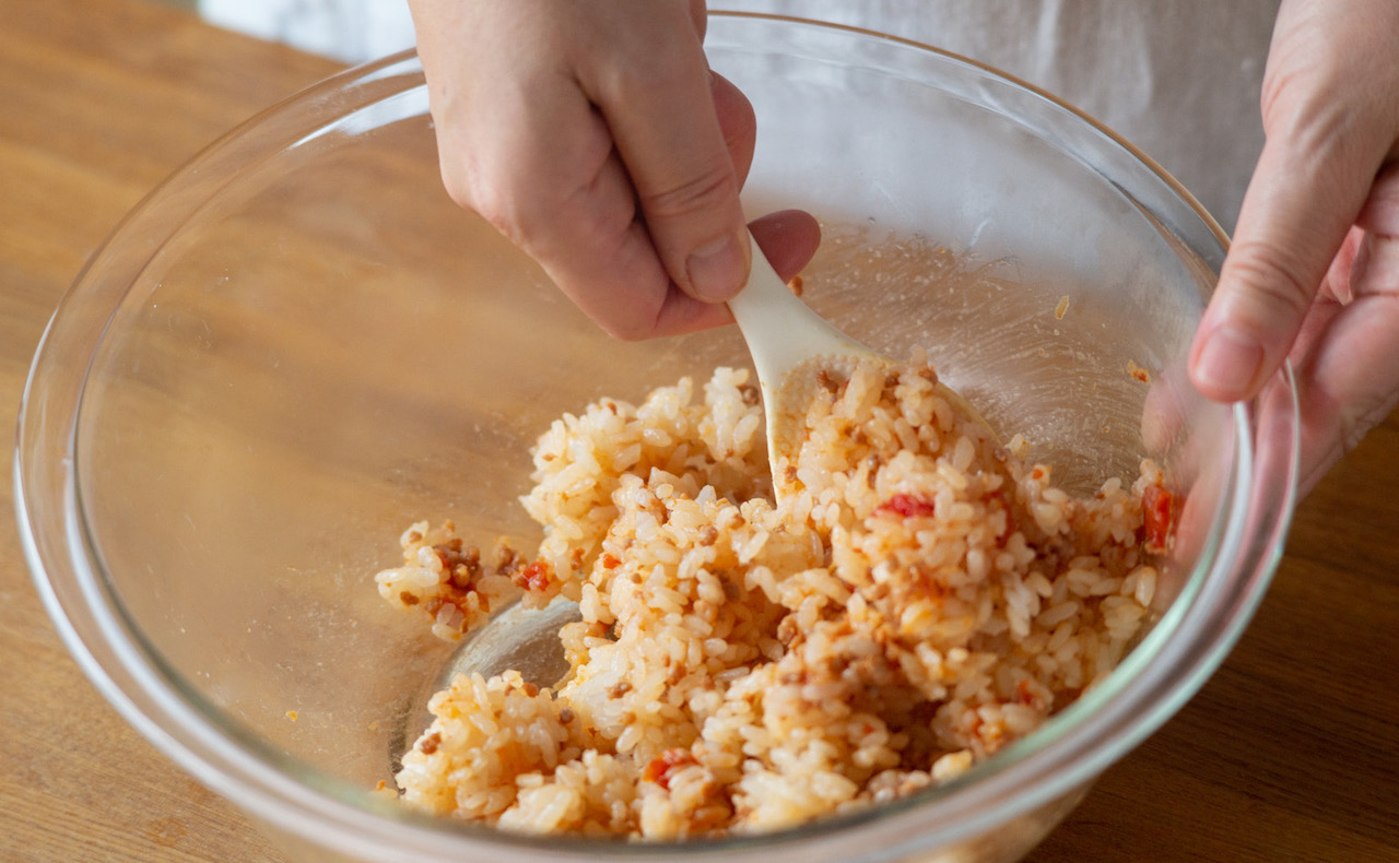 ボウルにごはんを入れ、トマト肉味噌を入れて混ぜる。