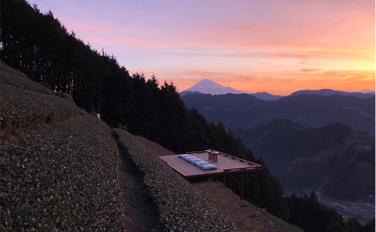 ▲朝焼けに染まる天空の茶の間。向こうには富士山