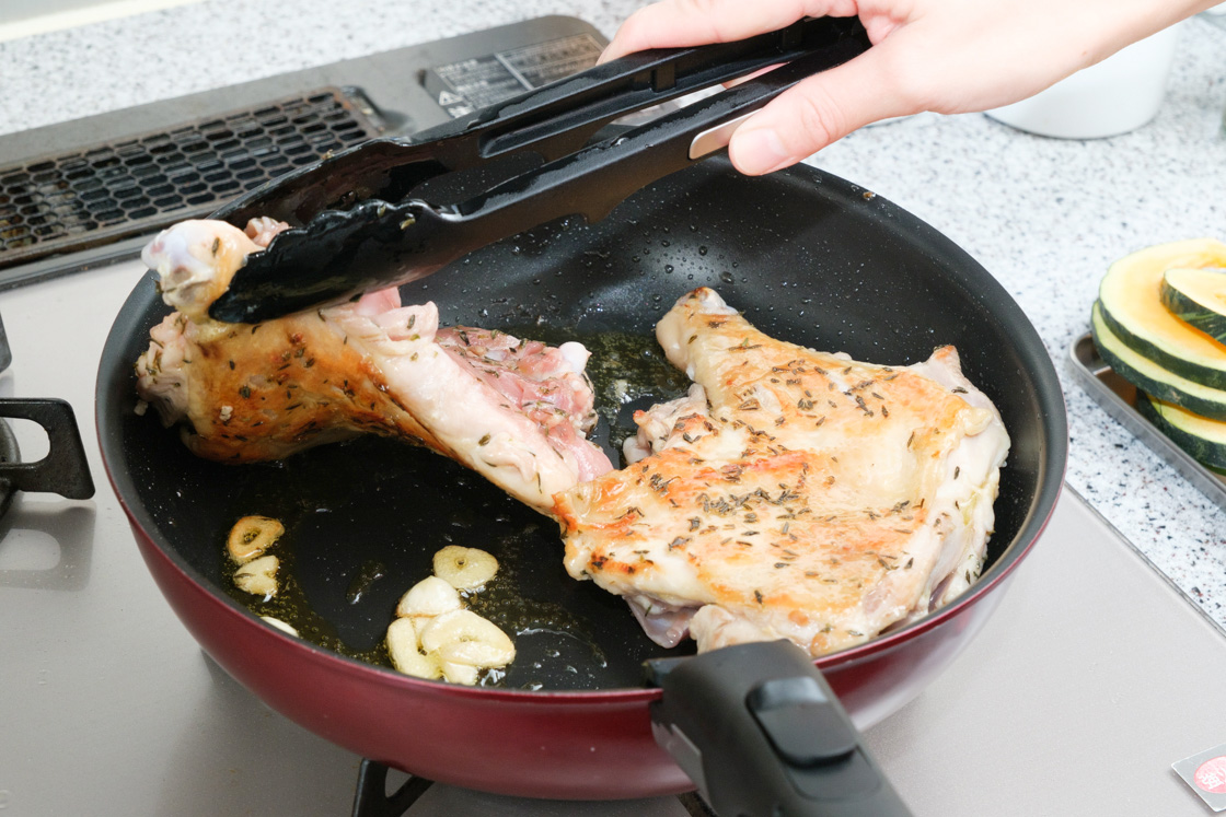 フライパンでの調理シーン